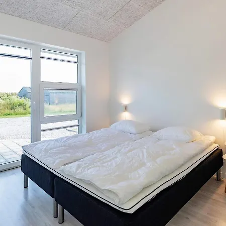 10 Person In Lokken-by Traum