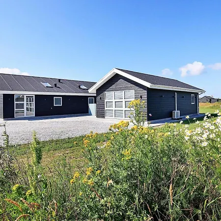 10 Person In Lokken-by Traum