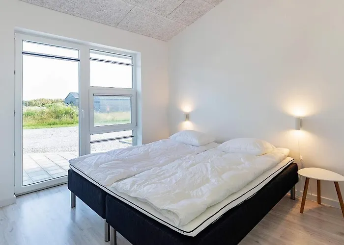 10 Person In Lokken-by Traum
