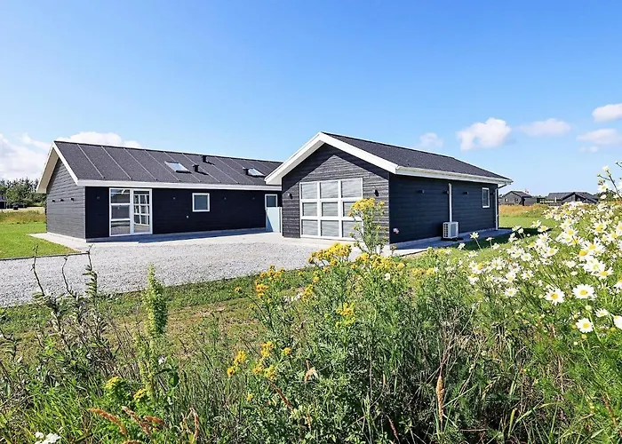 10 Person In Lokken-by Traum